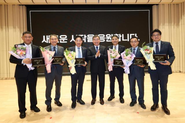 대우건설 2026 기술명인 6인이 명인패를 들고 기념촬영을 하고 있다 사진대우건설