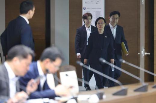 물가 관리에 최우선…한성숙 첫 비상경제점검회의 