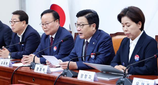 정점식 국민의힘 원내대표왼쪽 셋째가 2일 국회에서 열린 최고위원회의에서 발언하고 있다 사진연합뉴스
