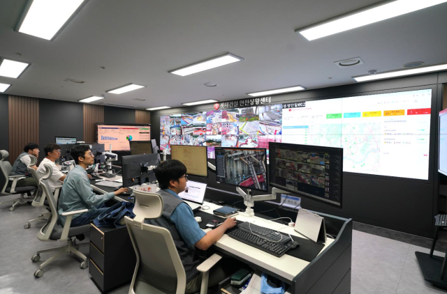 롯데건설 본사 안전관리자들이 안전상황센터에서 전국 현장의 IoT 온∙습도계 가동상태와 실시간 체감온도를 모니터 링하고 있다 사진롯데건설