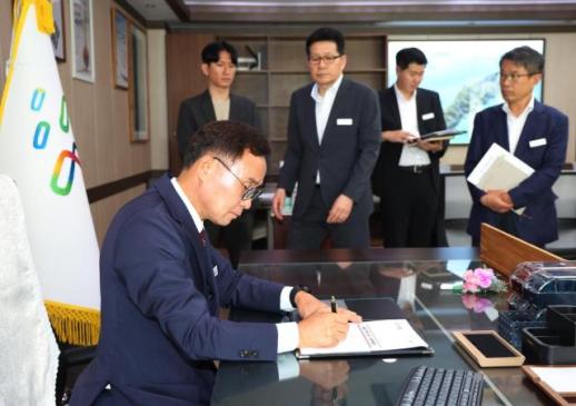 윤희신 태안군수, 취임 첫날 1호 결재…군수 직속 세일즈기획단 신설