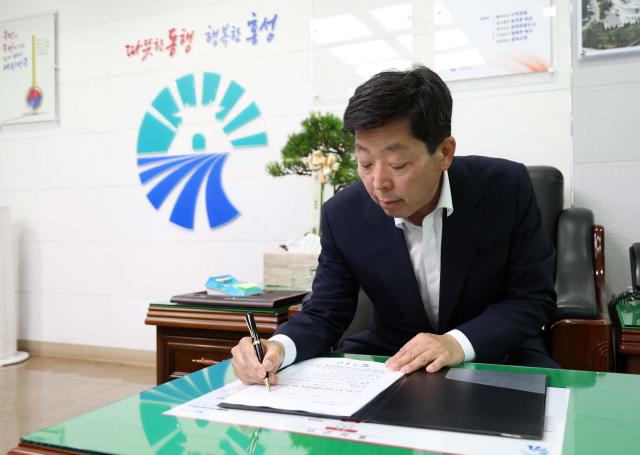 박정주 홍성군수 ‘1호 결재’ 대중교통 전면 개편 싸인하고있다사진홍성군수