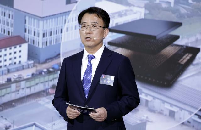 이청 삼성디스플레이 대표가 2일 충남 아산시에서 이재명 대통령 주재로 열린 충청권 첨단산업 발전비전 국민보고회에서 투자계획을 발표하고 있다사진청와대통신사진기자단
