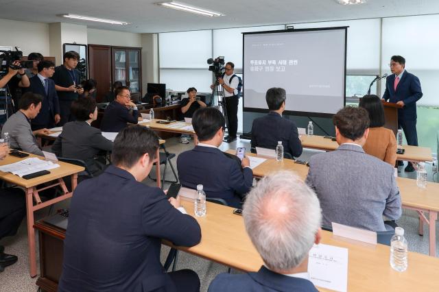 국회 제9회 전국동시지방선거 투표용지 부족 사태 등 국민 참정권 침해 진상규명 및 선거관리 개혁을 위한 국정조사 특별위원회 위원들이 2일 현장 조사를 위해 서울 송파구 선거관리위원회를 방문한 가운데 위원장인 국민의힘 윤상현 의원이 여는 말을 하고 있다 사진연합뉴스
