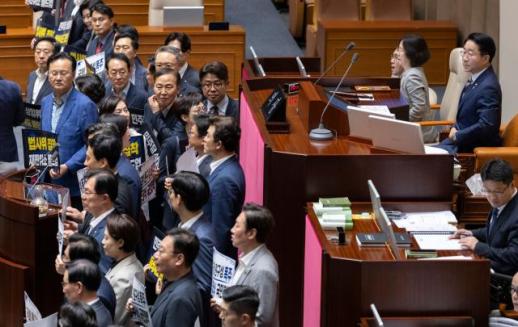 상임위 단독 선출…여야 팽팽한 긴장감