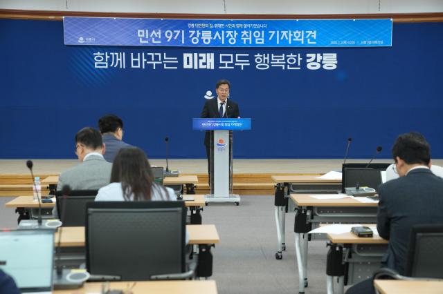 김중남 강릉시장이 2일 오전 10시 강릉시청 2층 대회의실에서 취임 기자회견을 열고 있다 사진이동원 기자