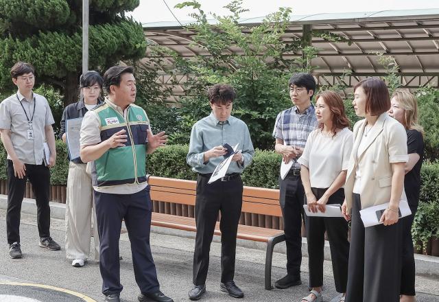 민선9기 취임 후 첫 현장 행정에 나선 임병택 시장이 2일 신천동 은행동을 찾아 통학로 현장 안전점검을 하며 주민들과 대화하고 있다 사진시흥시