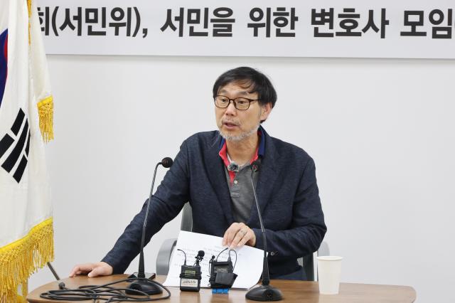 김순환 서민민생대책위원회서민위 사무총장이 2일 서울 영등포구 서민위 사무실에서 대한축구협회KFA 문제 해결을 위한 기자회견을 하고 있다 사진연합뉴스