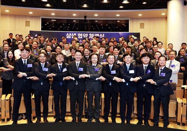 2일 서울 중구 SKT타워에서 열린 ‘SK-1·2·3차 협력사 간 상생 협약’ 체결식에서 정재헌 SK텔레콤 CEO 최창원 SK수펙스추구협의회 의장 주병기 공정거래위원장 지동섭 SK수펙스추구협의회 SV위원장 안현 SK하이닉스 사장앞줄 왼쪽 3번째부터 등 참석자들이 기념 촬영을 하고 있다 사진SK