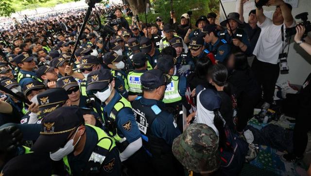 Investigators inspect ballot-counting site in southern Seoul after monthlong blockade