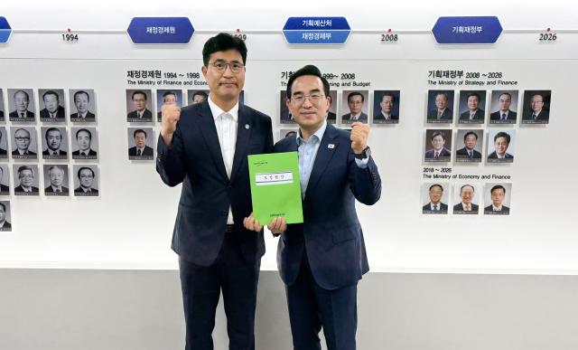 이원택 전북특별자치도지사왼쪽가 2일 박홍근 기획예산처 장관과 만나 2027년도 국가예산에 반드시 반영되어야 할 전북 핵심사업을 설명하고 있다사진전북특별자치도
