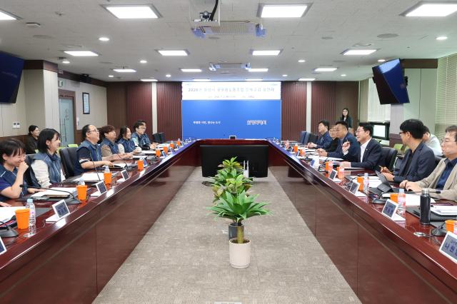 정명근 화성특례시장이 2일 시청 상황실에서 열린 2026년 화성시 공무원노동조합 단체교섭 상견례에서 노사 교섭위원들과 단체교섭 운영 방향을 논의하고 있다 사진화성시