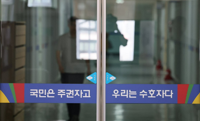 6·3 지방선거에서 발생한 투표용지 부족 사태를 수사하는 검경 합동 수사본부가 서울시·송파구 선거관리위원회 관계자들에 대한 강제수사에 나선 지난달 24일 서울 종로구 서울시 선거관리위원회의 모습 사진연합뉴스