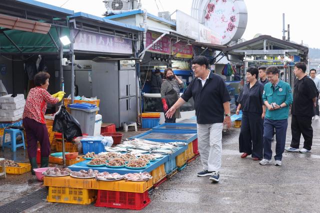 박상수 삼척시장이 사직 번개시장을 찾아 어민과 상인들에게 취임 인사를 전하고 있다 사진삼척시