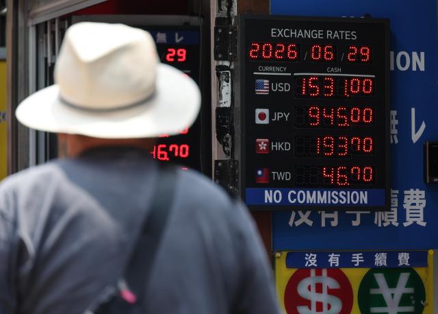 Koreas FX reserves edge up in June as ranking slips