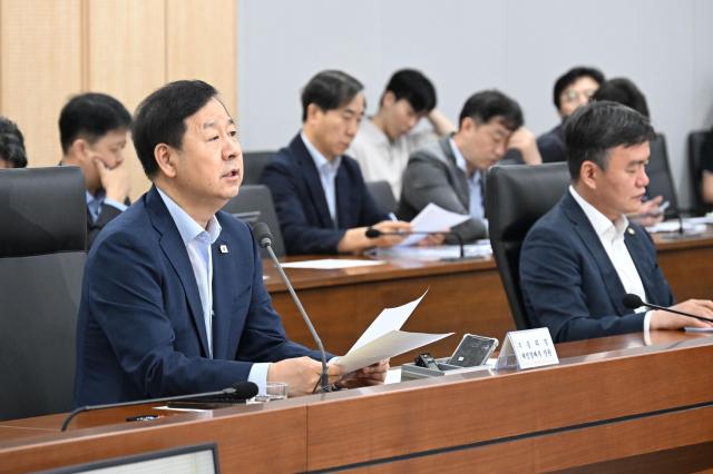 구윤철 부총리 겸 재정경제부 장관이 7월 3일 정부세종청사 중앙동에서 열린 비상경제본부 회의 겸 경제관계장관회의를 주재 모두발언을 하고 있다 사진재정경제부
