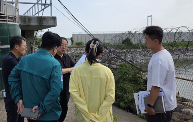 인천경제자유구역청과 한국토지주택공사LH 인천시설공단 관계자들이 2일 청라국제도시 심곡천 수문과 배수펌프장을 둘러보며 우기 대비 시설 안전 상태를 점검했다 사진인천시교육청