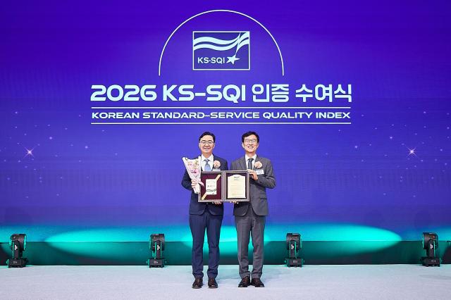 HD현대오일뱅크 최찬호 영업지원부문장왼쪽이 한국표준협회가 주관하는 2026년 한국서비스품질지수KS-SQI Korea Standard-Service Quality Index 조사에서 12년 연속 주유소 부문 1위를 수상하며 기념 사진을 촬영하고 있다