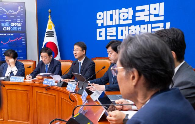 더불어민주당 한병도 당 대표 직무대행 겸 원내대표가 3일 국회에서 열린 최고위원회의에서 발언하고 있다사진연합뉴스