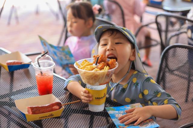 A child enjoying the summer menu 'Wave Eat'