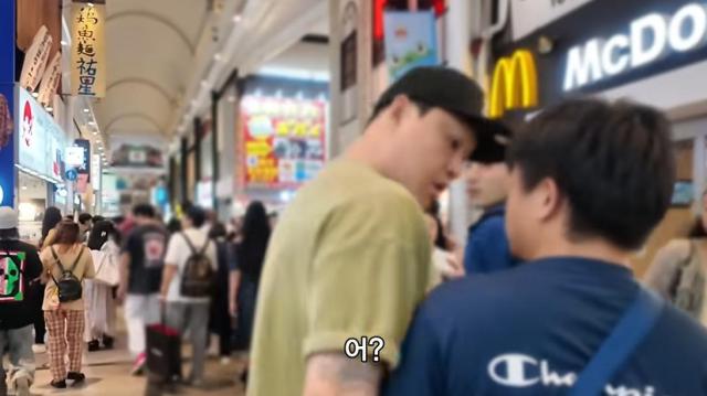 유튜버 육은영이 부츠카리 가해자에게 항의하는 모습 사진유튜브 채널 매드브로 MadBros 영상 캡처