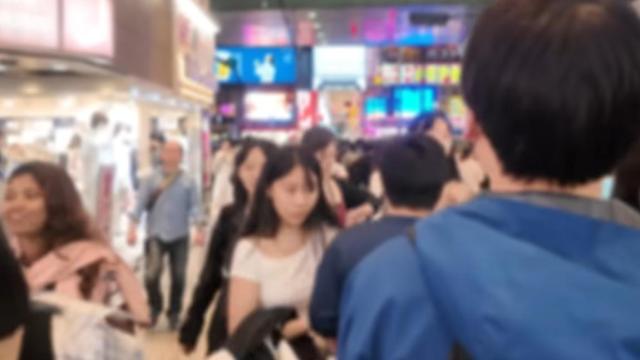 여성 행인을 향한 부츠카리 상황 사진유튜브 채널 매드브로 MadBros 영상 캡처