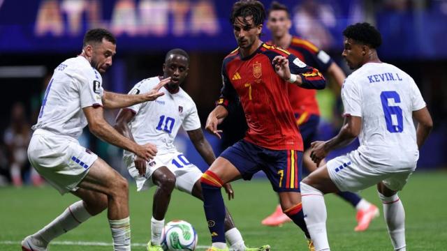 Các cầu thủ Cabo Verde vây quanh Ferran Torres của Tây Ban Nha [Ảnh AFP=Yonhap News]