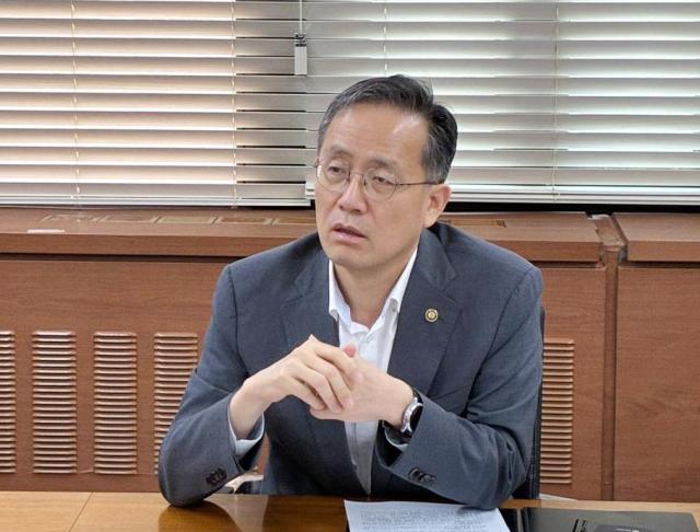 이형일 재정경제부 차관이 7월 3일 오후 서울 종로구 정부서울청사에서 열린 홈플러스 관련 관계기관 전담반TF 회의를 주재하고 있다 사진재정경제부
