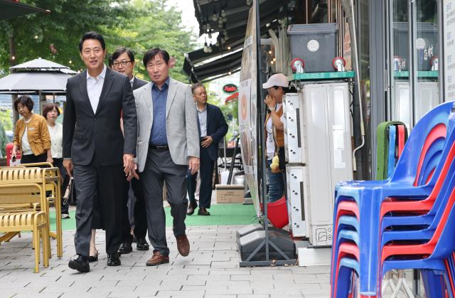 오세훈 서울시장이 3일 서울 강서구 마곡미술길 상점을 둘러보고 있다 사진연합뉴스
