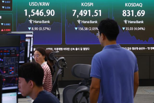 3일 서울 중구 하나은행 딜링룸 현황판에 코스피 등이 표시되고 있다 이날 오전 9시 30분 현재 코스피는 전 거래일 대비 15684p205 내린 749125에 거래 중이다 코스피는 전장보다 지수는 전 거래일보다 9166포인트120 오른 773975에 개장했다 사진연합뉴스