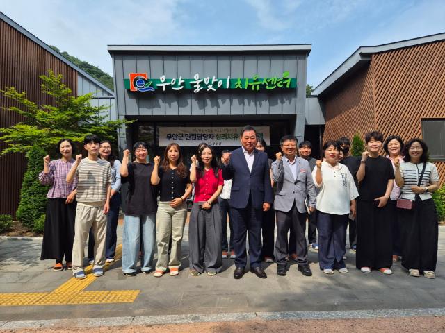 무안군군수 김산은 지난 3일 무안 물맞이 치유의 숲에서 민원업무 담당자를 대상으로 심리치유 프로그램을 운영했다사진무안군