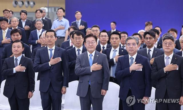 이재명 대통령이 3일 경남 진주시에서 열린 영남권 첨단산업 발전비전 국민보고회에서 국민의례를 하고 있다 왼쪽부터 노태문 삼성전자 대표이사 사장 김동관 한화그룹 부회장 이재명 대통령 장재훈 현대차그룹 부회장 정재헌 SK텔레콤 대표이사 사장 사진연합뉴스
