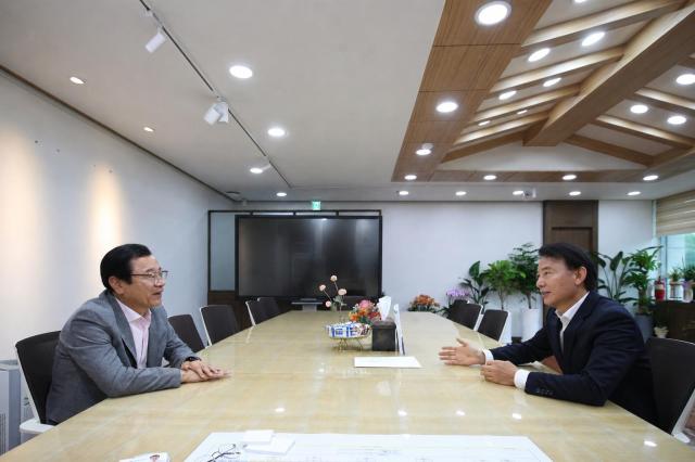 남양주시청 시장실에서 최현덕 남양주시장과 이현재 하남시장이 협력 방안을 논의 중이다 사진남양주시