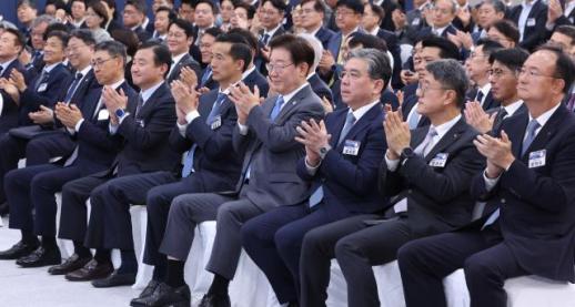 李 대통령 남해안 우주항공 산업벨트 구축…국가 역량 총동원