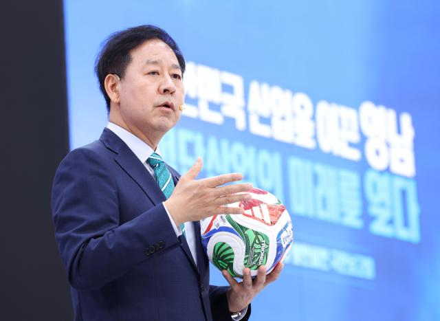 구윤철 부총리 겸 재정경제부 장관이 3일 경남 진주시에서 이재명 대통령 주재로 열린 영남권 첨단산업 발전비전 국민보고회에서 정부 지원방안을 발표하고 있다. [사진=연합뉴스]