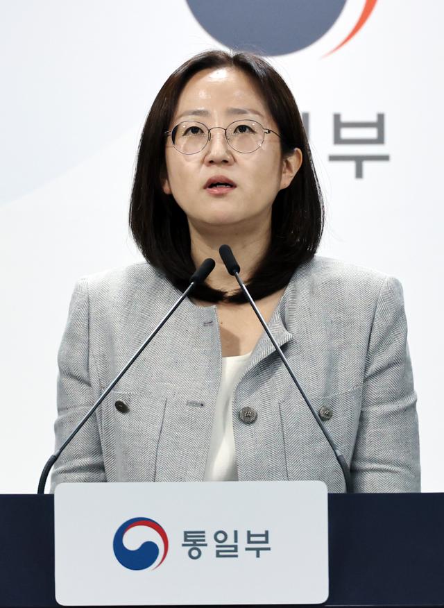  장윤정 통일부 부대변인이 서울 종로구 정부서울청사에서 열린 정례브리핑에서 현안 관련 질문에 답하고 있다 사진연합뉴스

