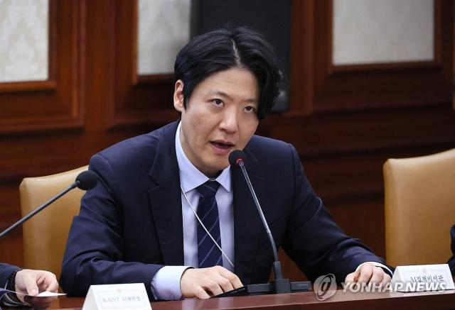 김우창 대통령실 AI정책비서관이 24일 서울 종로구 정부서울청사에서 열린 글로벌 AI 허브 유치위원회에서 글로벌 AI 허브 추진경과 및 향후계획 대해 보고하고 있다사진연합뉴스