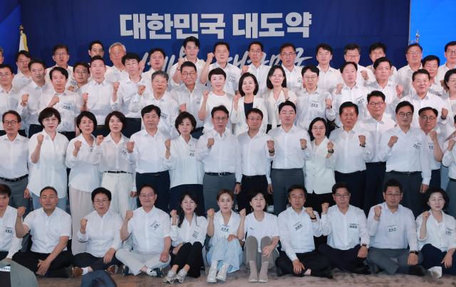 3일 서울 용산구 한 호텔에서 열린 더불어민주당 국회의원 워크숍에서 민주당 한병도 대표 직무대행 겸 원내대표 한성숙 국무총리 등 참석자들이 기념 촬영하고 있다사진연합뉴스