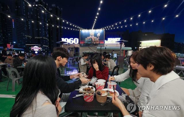 Chính quyền thành phố Seoul có kế hoạch xây dựng các Đặc khu hợp tác phát triển kinh tế ban đêm tại toàn bộ 25 quận huyện đưa hoạt động kinh doanh ngoài trời vào khuôn khổ quản lý chính thức đồng thời thúc đẩy phát triển kinh tế ban đêm bằng cách gắn kết các khu thương mại địa phương với hoạt động du lịch Trong ảnh là người dân đang tận hưởng buổi tối tại các không gian ẩm thực ngoài trời yajang ở khu vực trung tâm Seoul
Ảnh Yonhap News