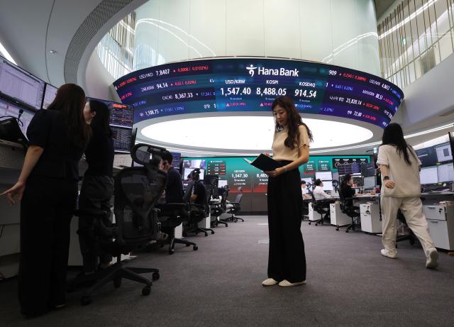 Employees work in the dealing room of Hana Bank in Jung-gu, Seoul, on June 30, ahead of the official transition to 24-hour trading on July 6. Photo: Yonhap News
