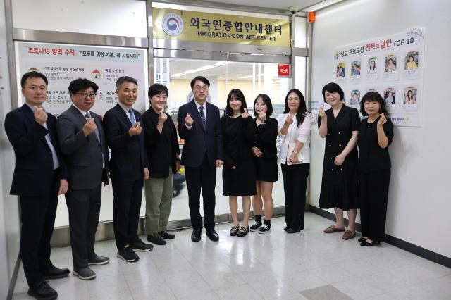 Cha Yong-ho, head of the Ministry of Justice's Immigration and Foreign Policy Bureau, checks the status of the human rights violation reporting system for foreign workers at the Foreign Comprehensive Guidance Center in Gwacheon, Gyeonggi Province, on July 3.