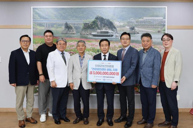 맨 왼쪽부터 한일시멘트 단양공장 나상철 부공장장 매포읍장년회 장춘택 회장    단양군보건의료원 최병용 원장 단양기금관리위원회 김종태 위원장 김문근 단양군수 시멘트   산업사회공헌재단 심용석 사무총장 도전별곡발전협의회 김종구 회장 성신양회 김진산 상무