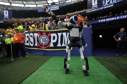 Hyundais Atlas robot steals show at World Cup halftime