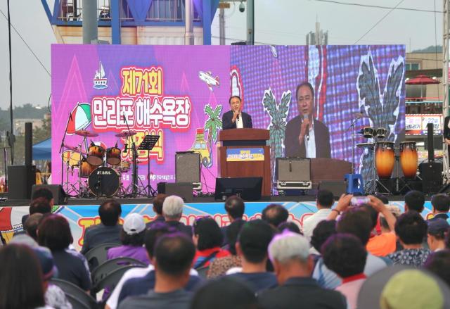 지난 4일 만리포해수욕장에서 열린 개장 71주년 기념 개장식사진태안군