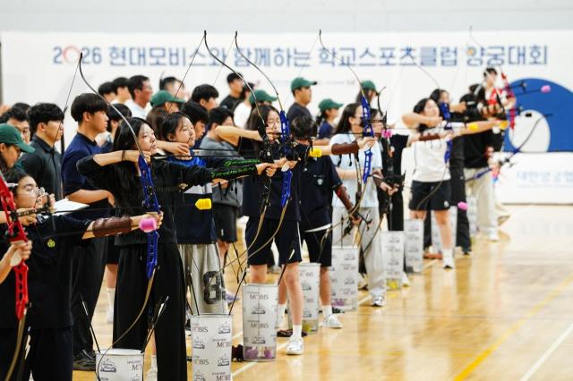 지난 5일 충남 천안시 남서울대학교에서 열린 ‘2026 현대모비스와 함께하는 학교스포츠클럽 양궁대회’에 참가한 학생들이 실력을 겨루고 있다 