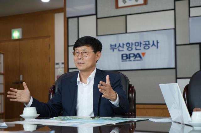 송상근 부산항만공사 사장이 지난 2일 부산항만공사에서 진행된 아주경제신문과의 인터뷰에서 답변하고 있다 사진부산항만공사