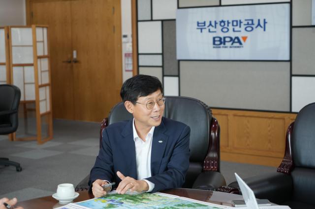 송상근 부산항만공사 사장이 지는 2일 부산항만공사 사무실에서 진행된 아주경제신문과의 인터뷰에서 답변하고 있다 사진부산항만공사