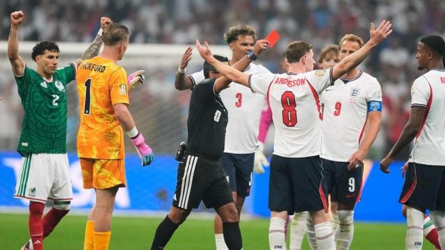 Referee shows a red card during the Mexico-England match. Photo AP-Yonhap