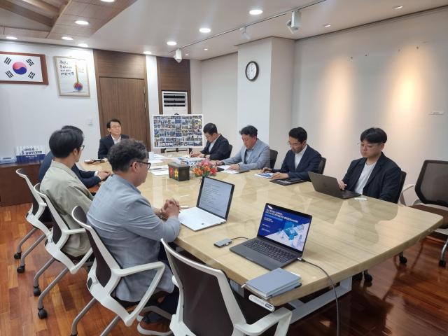 최현덕 시장과 관계자들이 시장 집무실에서 재난안전플랫폼 도입을 검토하고 있다 사진남양주시