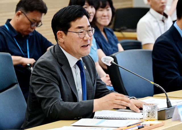 박찬대 인천광역시장이 6일 남동구 인천교통공사에서 열린 업무보고에서 주요현안을 논의하고 있다 사진인천시